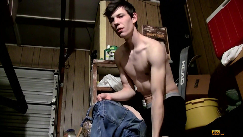 Piss Twinks: Kencing &amp; pancut dalam garaj