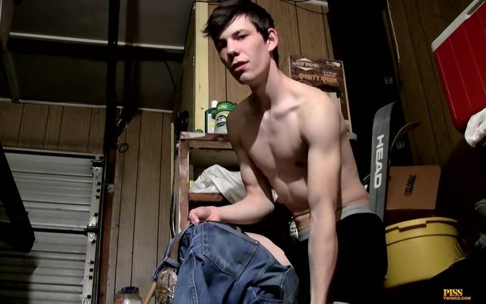 Piss Twins: Mijando e gozando na garagem