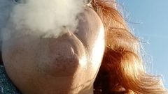 BBW nurse Vicki adventures with friends: Vousatá lady se snaží svítit na větrné pláži!