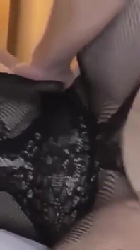 Sexy Japonka je ošukaná a vystříkaná do kundičky na posteli