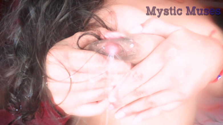 Mysticmuses: Lacterende vrouw die melk in mijn gezicht laat vallen