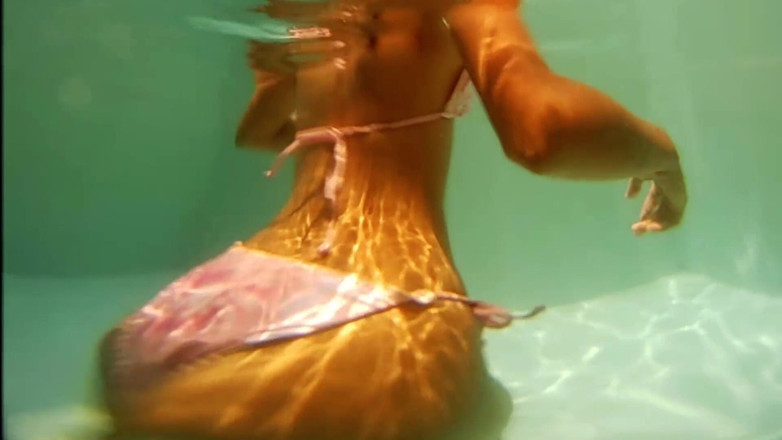 6-movies: 2 chicas bajo el agua - 2 escenas en 1