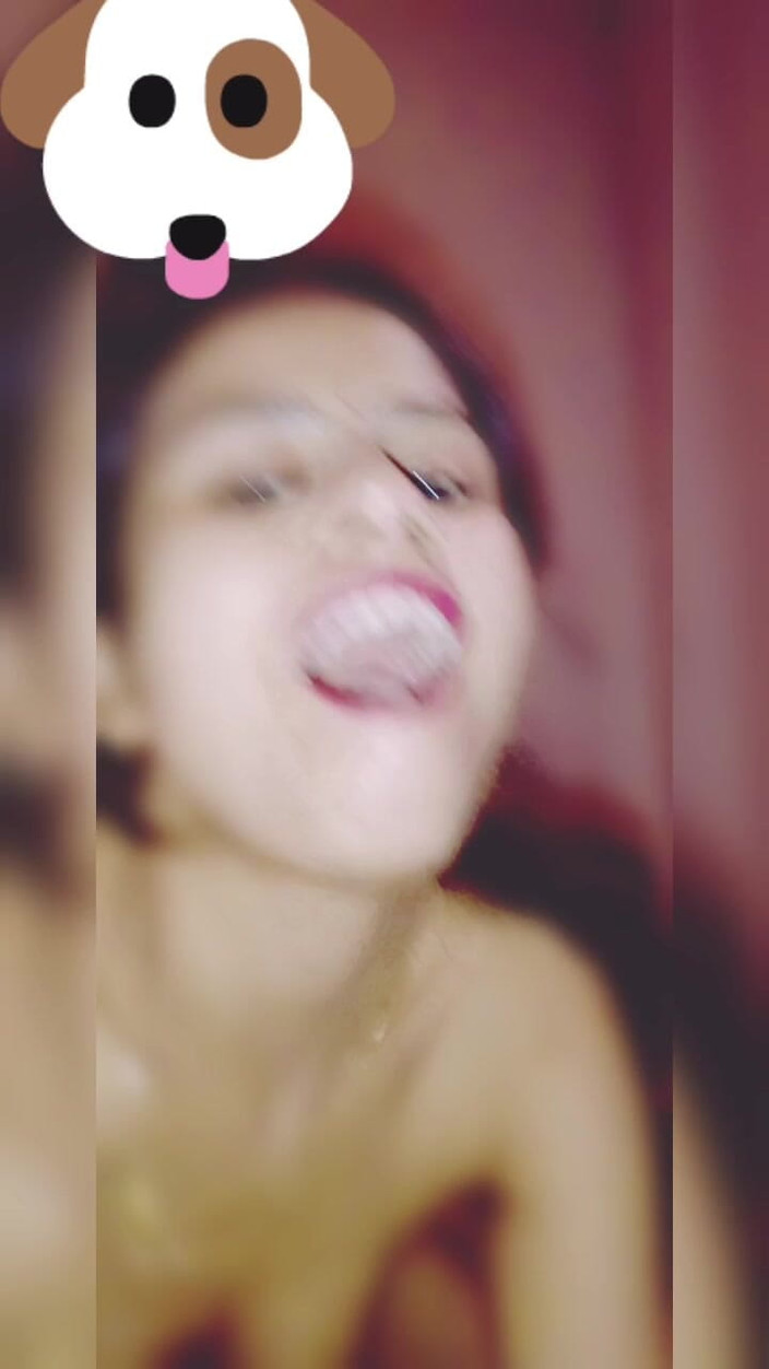 Hot Sis: Latika si vezme ptáka a plně si to užívá zezadu