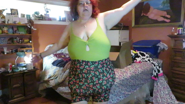 BBW nurse Vicki adventures with friends: 반바지와 드레스를 입은 새로운 바디 수트를 입어 볼 수 있어 3부에서 비디오를 봐야 해