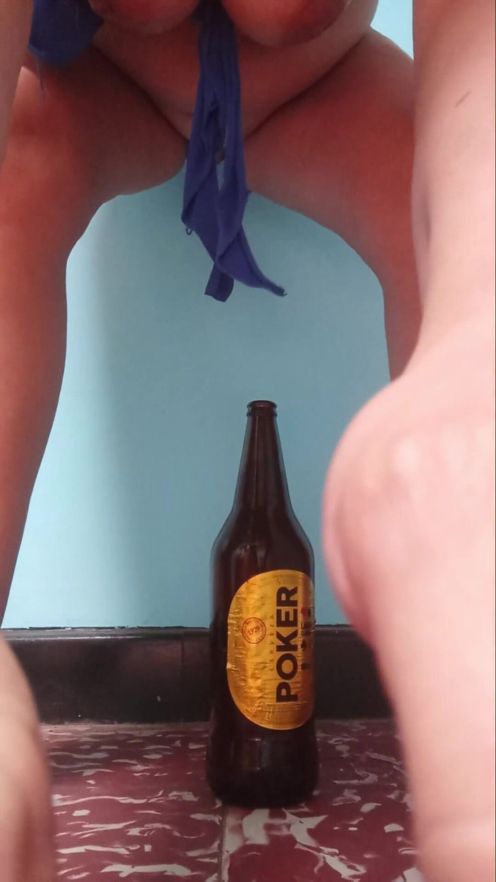 Lobicam: 大きなボトルでオナニーしてます