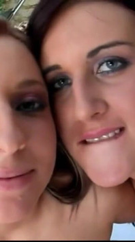 Deux filles adorent le sperme sur le visage