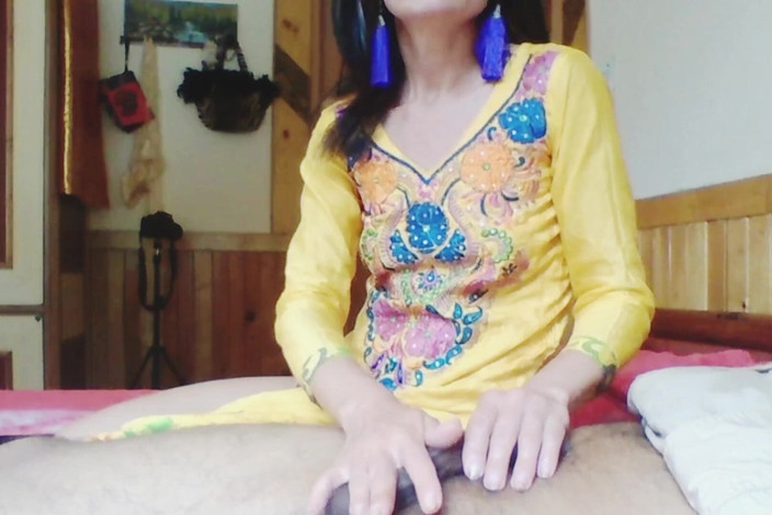 Bolly Karma: हर कामुक milf(चोदने लायक मम्मी) अलग होती है