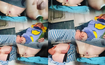 Culopeke: 若いゲイの男が縞模様のパジャマで自分自身にアナルの喜びを与えます