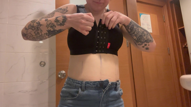 Bigtiddygoth: První sprcha po prsou - vysává, oteklá a pohnutá