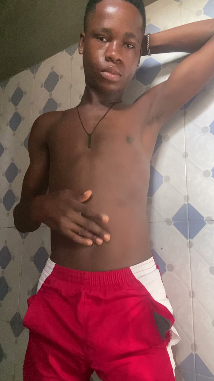 Smallmighty: Playing with My Belly Button