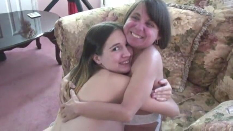Girl on Girl: Une jeune salope lesbienne à gros ventre mange la chatte d'une...