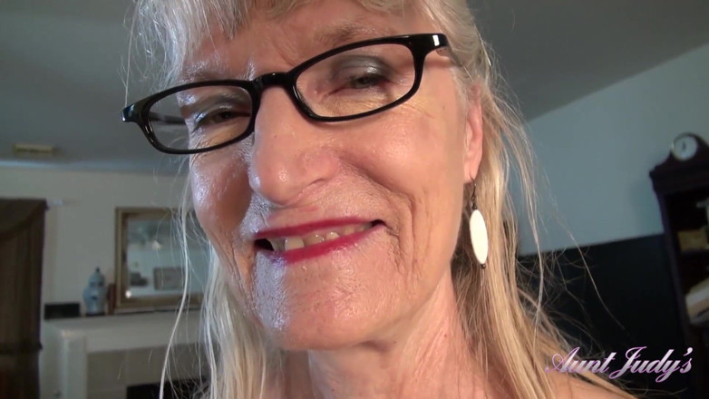 Aunt Judy's: TanteJudys - 69-jarige Texas amateur-gilf Diane is je persoonlijke secretaresse