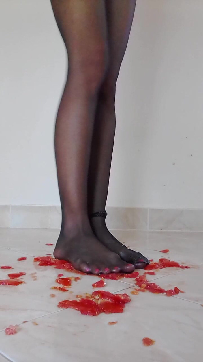 MissAnja_FH: Tomate aplastado en pantimedias negras