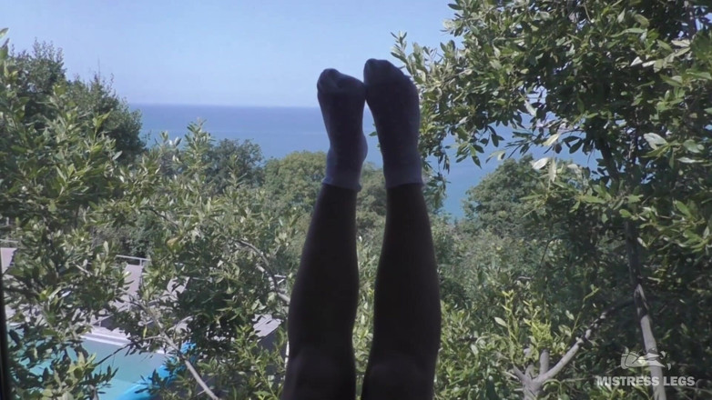 Mistress Legs: Seducente padrona Gambe in calzini bianchi saluta la mattina