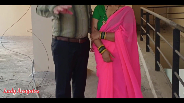 Hotty Jiya Sharmaa: 年轻的德西哥通过让她的阴户和屁股性交来取悦房东