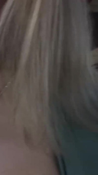 Malá kozatá holka roztahuje nohy venku