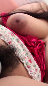 Airi Ai este o mamă sexy cu țâțe uriașe și își excită bărbatul înfășurându-i pula dornică între țâțe