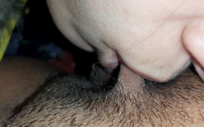 Lesbian-illusion: Lei succhia sapientemente il mio grosso clitoride e io sborro...