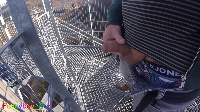 Funnyboy-Ger: 川沿いのとても人目公開の展望塔で、包皮の手入れをしています。