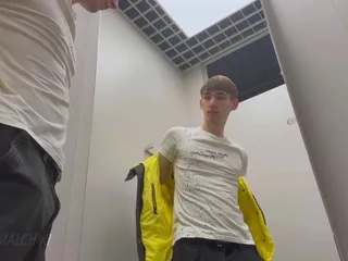 Soyunma odası çıplak twink mastürbasyonu