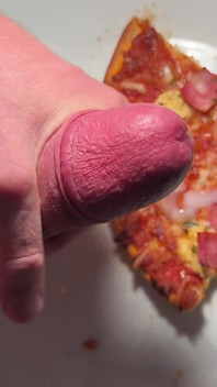 Twink spraya på hans pizza