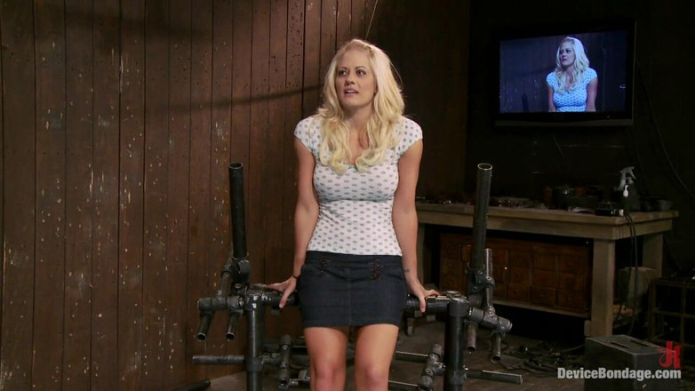 Device Bondage by Kink: Mantan atlet kampus Holly Heart terbalik, pantatnya disumbat, dan dibuat...