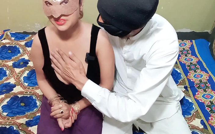 HotQueenPk: Servitoare indiancă sexy futută tare pe la spate de șeful ei...
