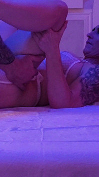 MILF PAWG masérka dává svalovému muži erotickou masáž!