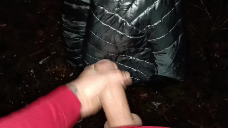 Idmir Sugary: Venkovní honění a výstřik s zimní lesklou bundou