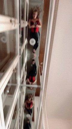 FinDom Goaldigger: Před zrcadlem