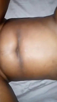 Chatte crémeuse et grosse bite noire
