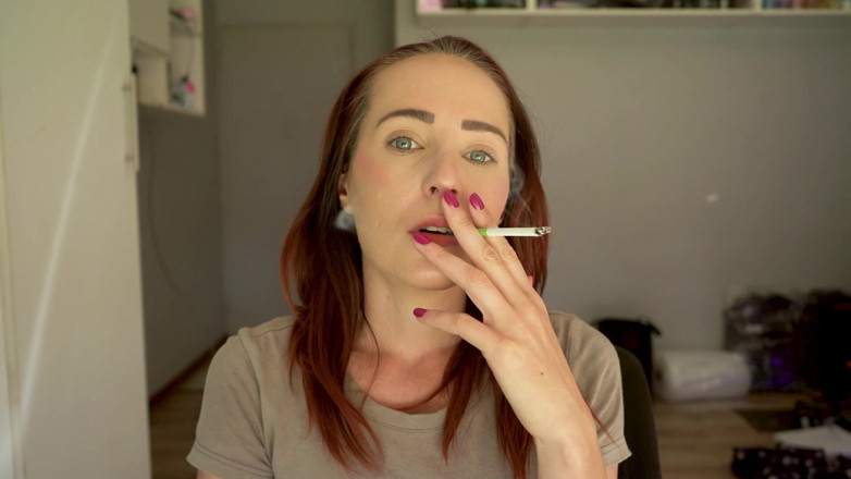 Alicia Robertz: Fumo sexy primo piano
