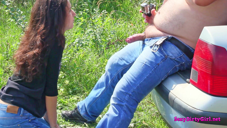 Sexy Dirty Girl: Ich kniee auf dem gras nieder und lutsche seinen schwanz...