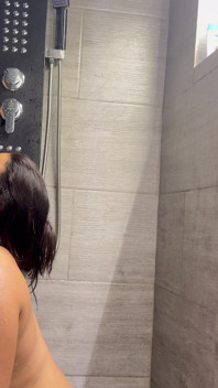 Sesso hardcore e appassionato in bagno con la mia ragazza