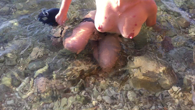 Risky Hairy Couple: Kıbrıs'ta çıplak yüzerken