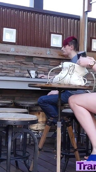Cachonda trans consigue una follada anal y facial