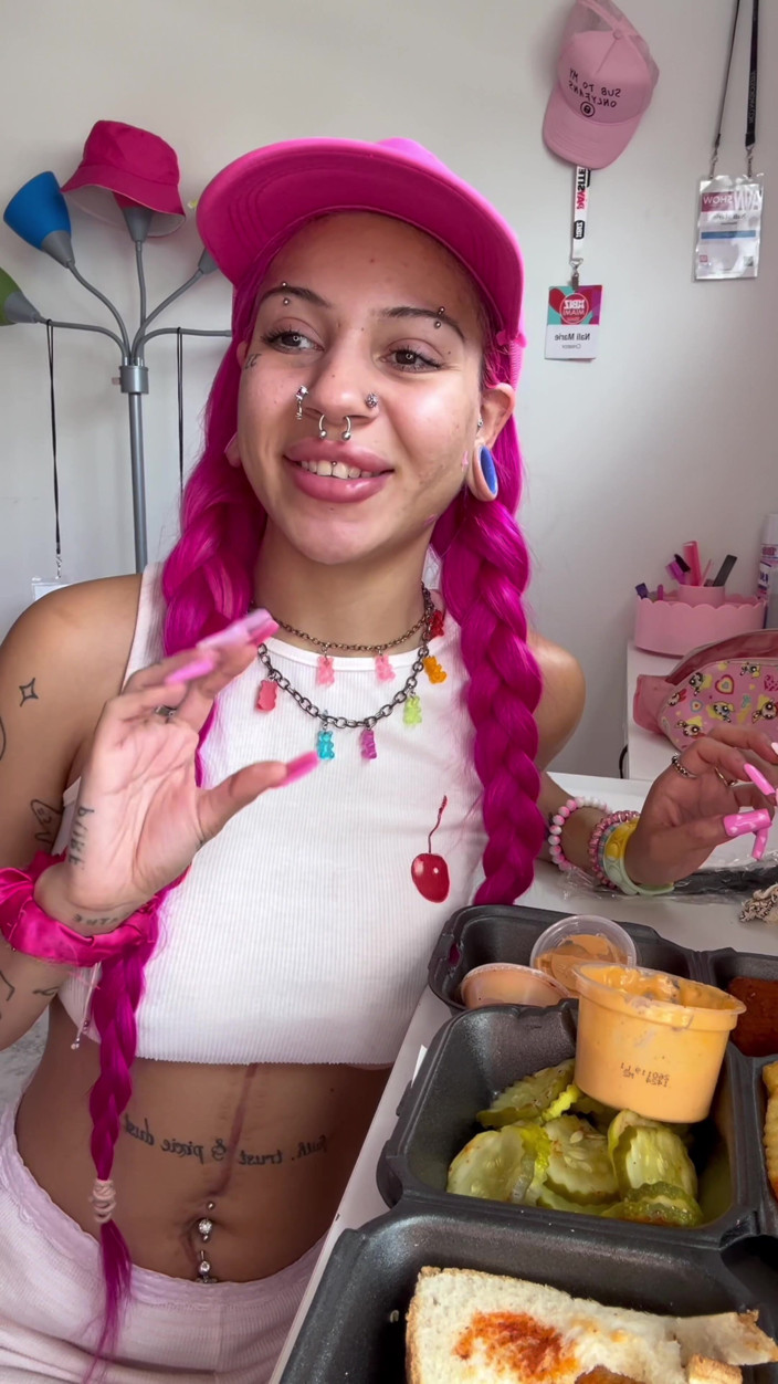 Nali Marie: 吃 mukbang 喷出大量食物吃鸡奶酪脸女孩吃娇小瘦女孩塞满食物 gre