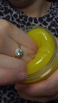 Estilo mi cabello y arreglo mis uñas porque ya son grandes, luego las comparto con crema para la mano.