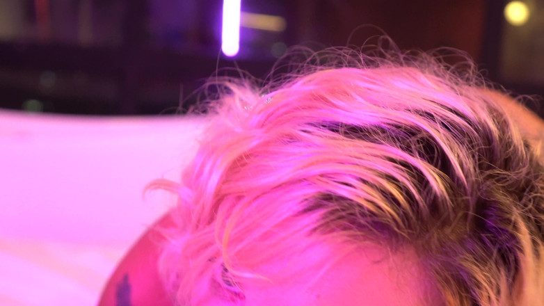 Docedeleite: 핫한 금발이 백스테이지에서 구강 성교와 자위를 한다.