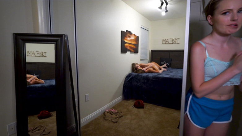CamSoda: Petite Cutie Se Masturba Enquanto Assiste a Meia-irmã Tesoura Outra...
