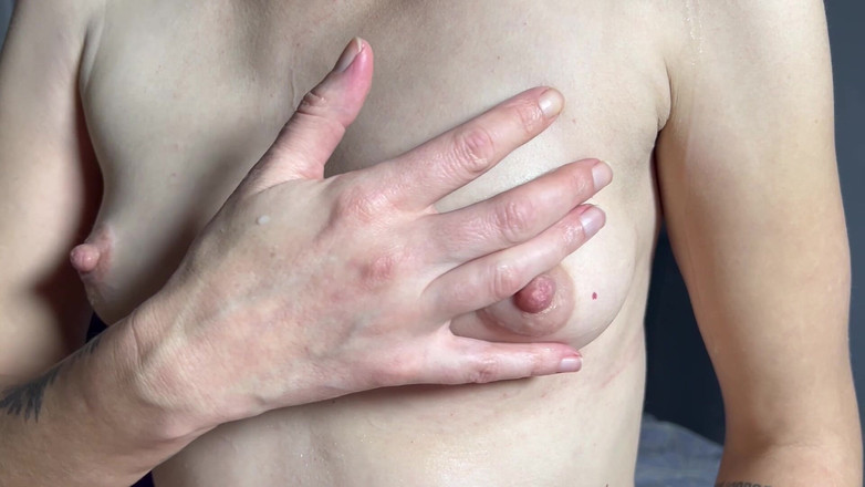 LolaLola: 硬い乳首で精液まみれの小さな胸でのマスターベーション