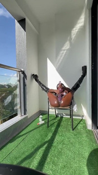 Ebony Thick dostane stříkající orgasmus