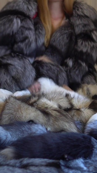 Hraní a škádlení se spoustou kožešiny! Masturbace v kožichu