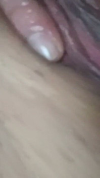 내 젖은 보지를 핑거링 클로즈업. 젖은 보지 클로즈업