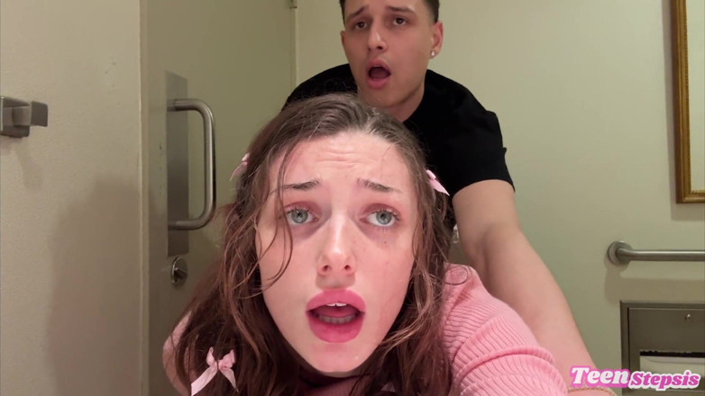 Teen StepSis: Daisy Love fodendo em um banheiro do shopping