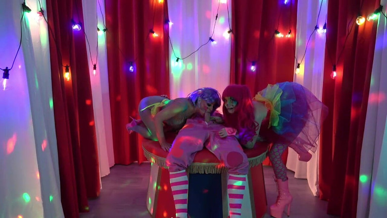 Cock Crazed Clowns: Eva May se întâlnește cu clovnii roz