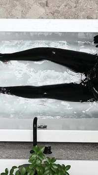 Latexpuppe in Der Badewanne