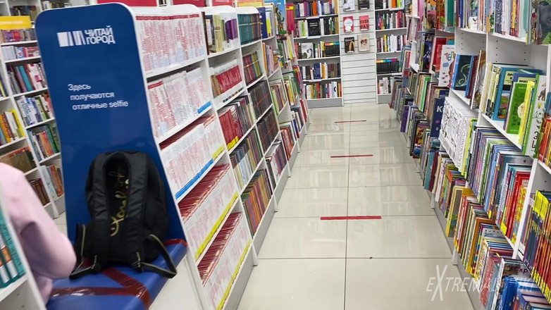 Extremalchiki: Masturbación realmente arriesgada en la librería