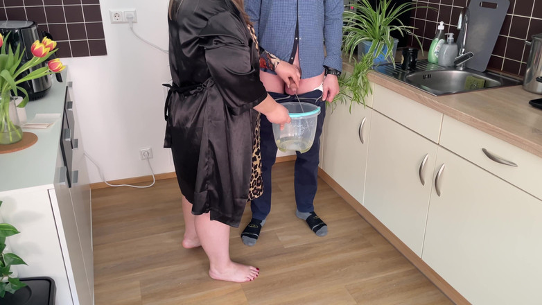 OurFetishLife: 岳母和女婊的水游戏