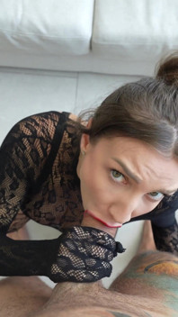 Cadela Esposa Faz Garganta Profunda Em Pau Enorme E Recebe Gozada Na Garganta